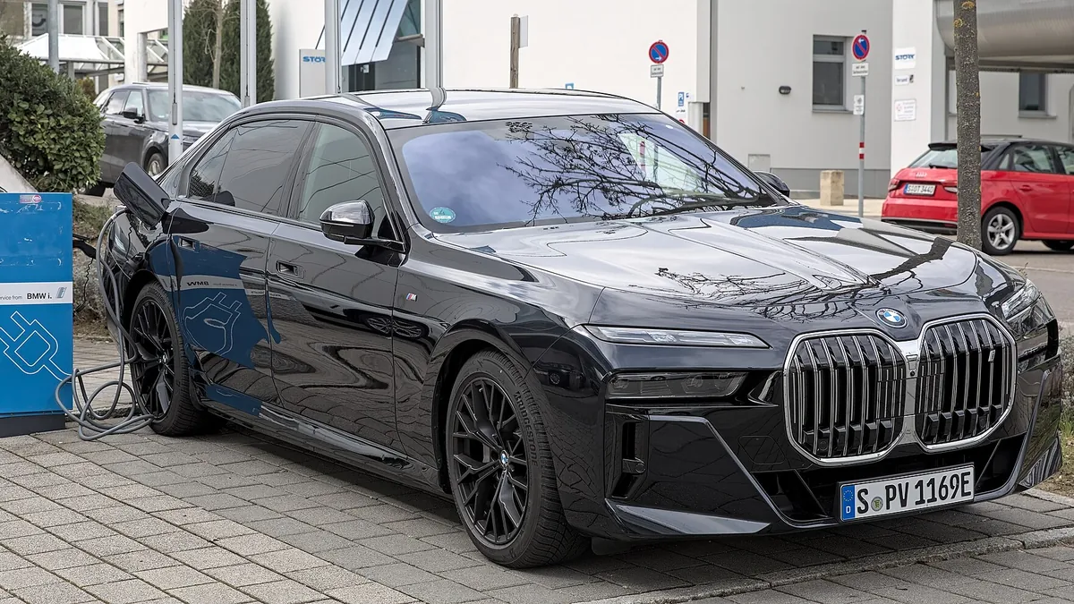 BMW i7